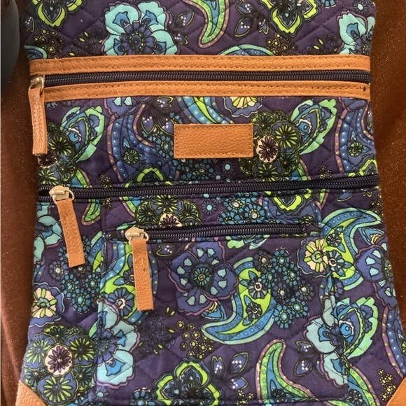 New Crossbody Quilted Purse w/ Multiple Zippered Pockets, adjustable strap - Picture 1 of 7